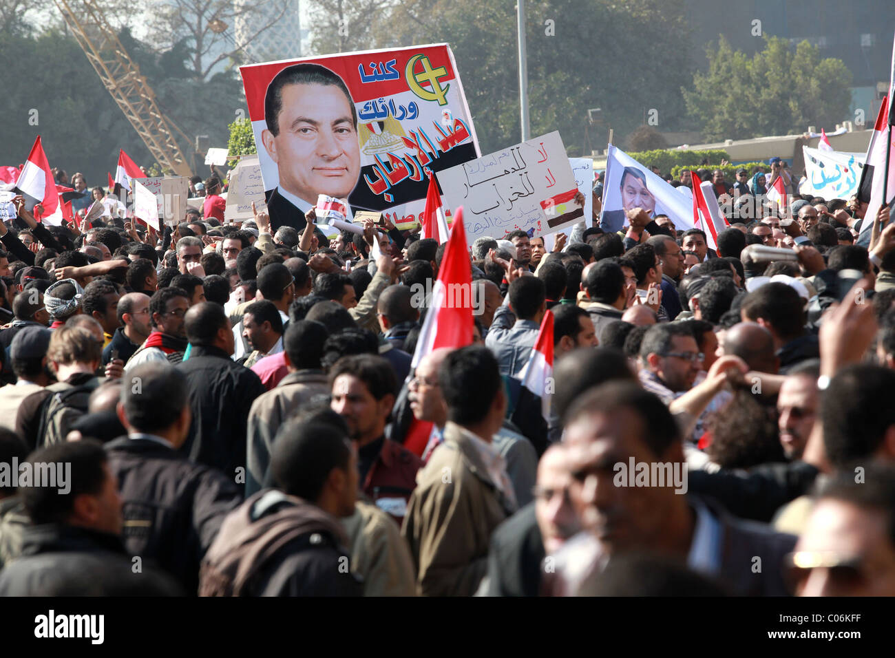 Disordini civili in Cairo, Egitto, 2° febbraio 2011. Migliaia di persone che protestano contro 30 anni di regno del presidente egiziano Hosni Mubarak Foto Stock