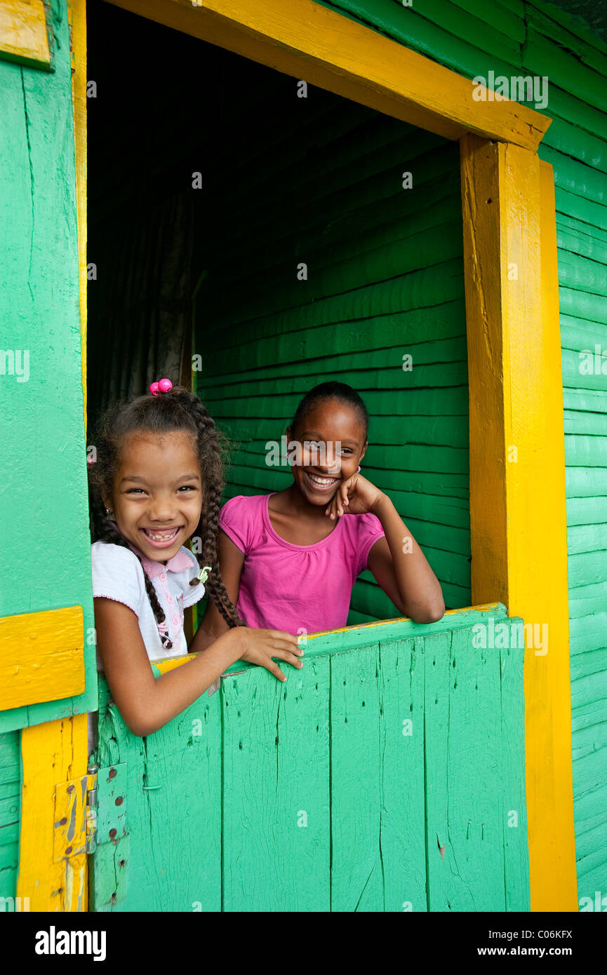 Due giovani ragazze in casa porta La Ceiba, Repubblica Dominicana Foto Stock