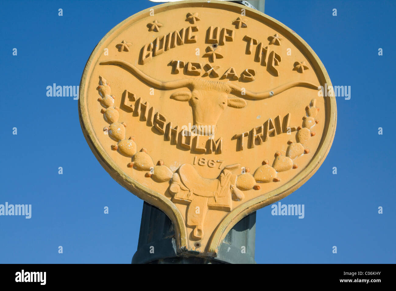 Lettura del segno risalendo il Texas Chisholm Trail di Austin in Texas Foto Stock