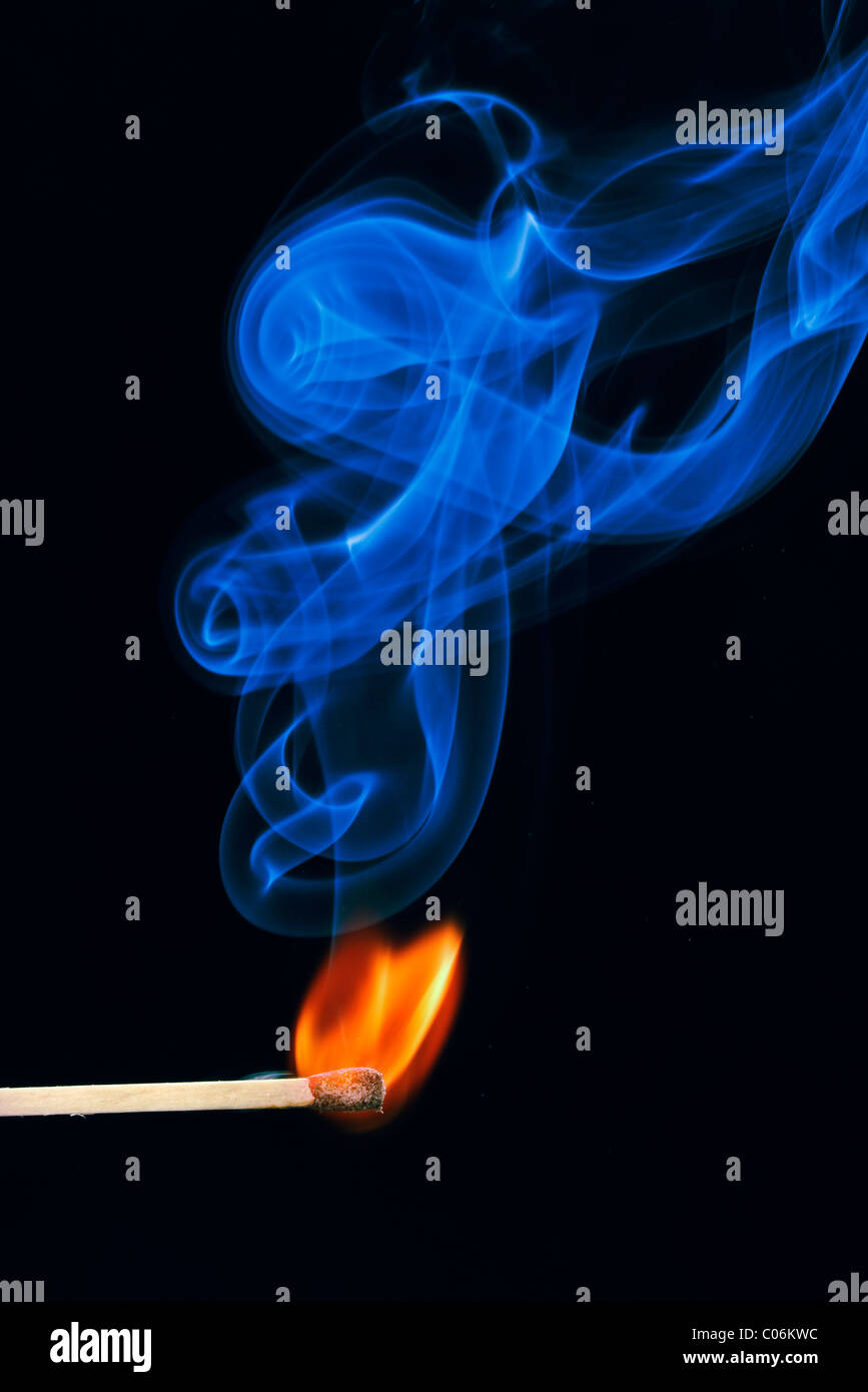 Fiammifero, fiamme e fumo blu Foto Stock