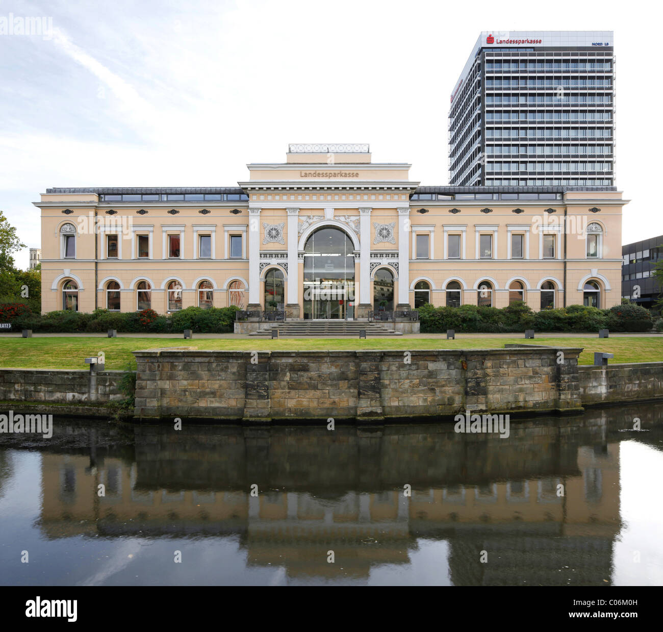 Ottmerbau edificio, ex stazione ferroviaria, e l'alto edificio dell'Landessparkasse cassa di risparmio statale, Braunschweig Foto Stock