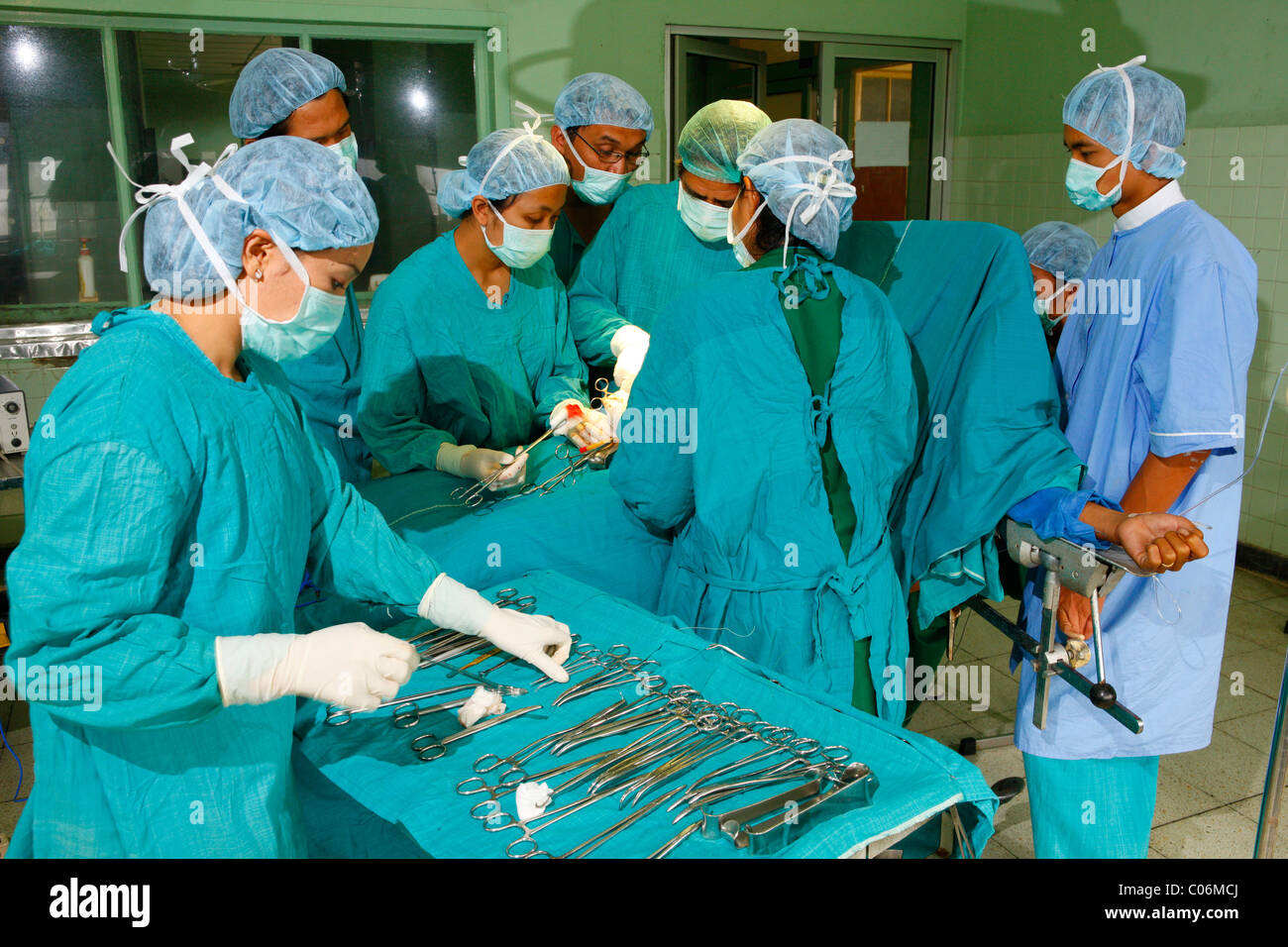 Il bisturi vengono preparati per la chirurgia, ospedale, Balinge, Batak regione, nell isola di Sumatra, in Indonesia, in Asia Foto Stock