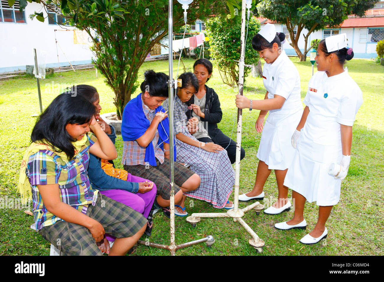 Assistenza infermieristica in giardino, ospedale, Balinge, Batak regione, Sumatra, Indonesia, Asia Foto Stock