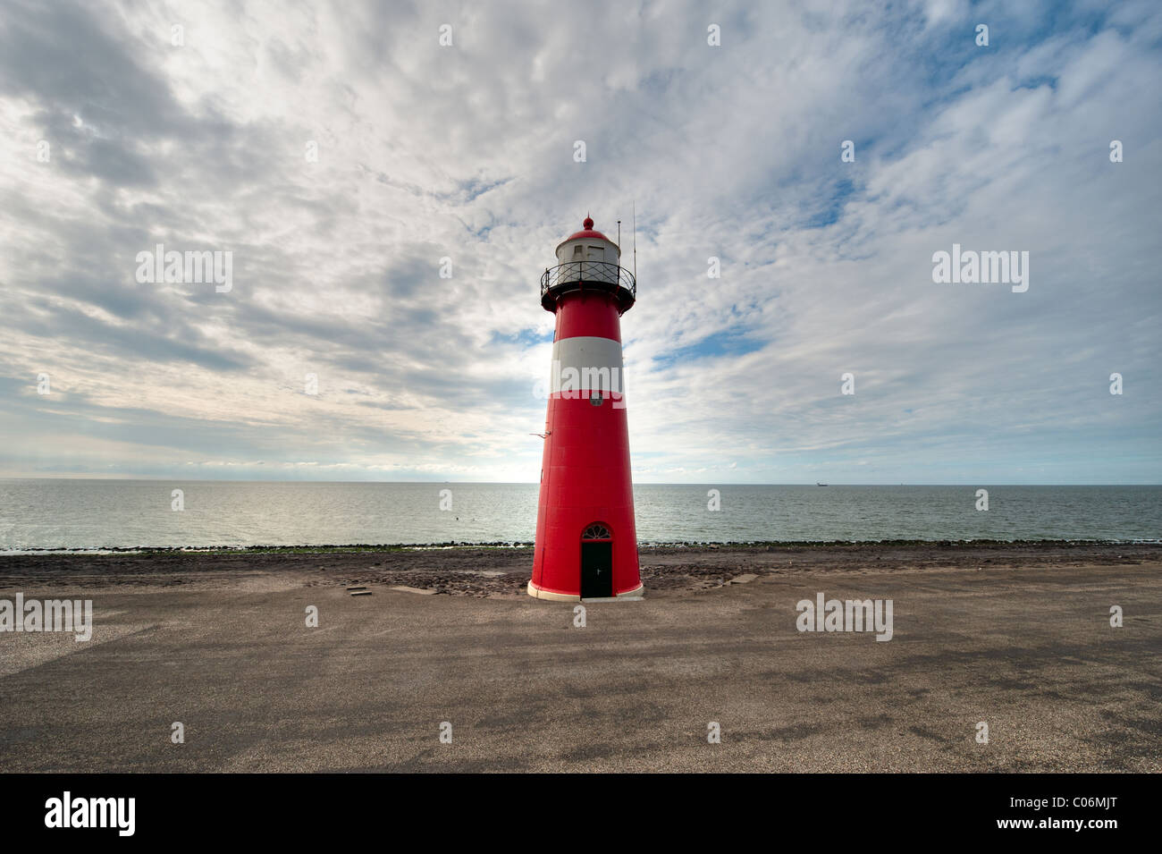 Il bianco e il rosso faro in Zeeland nei Paesi Bassi Foto Stock