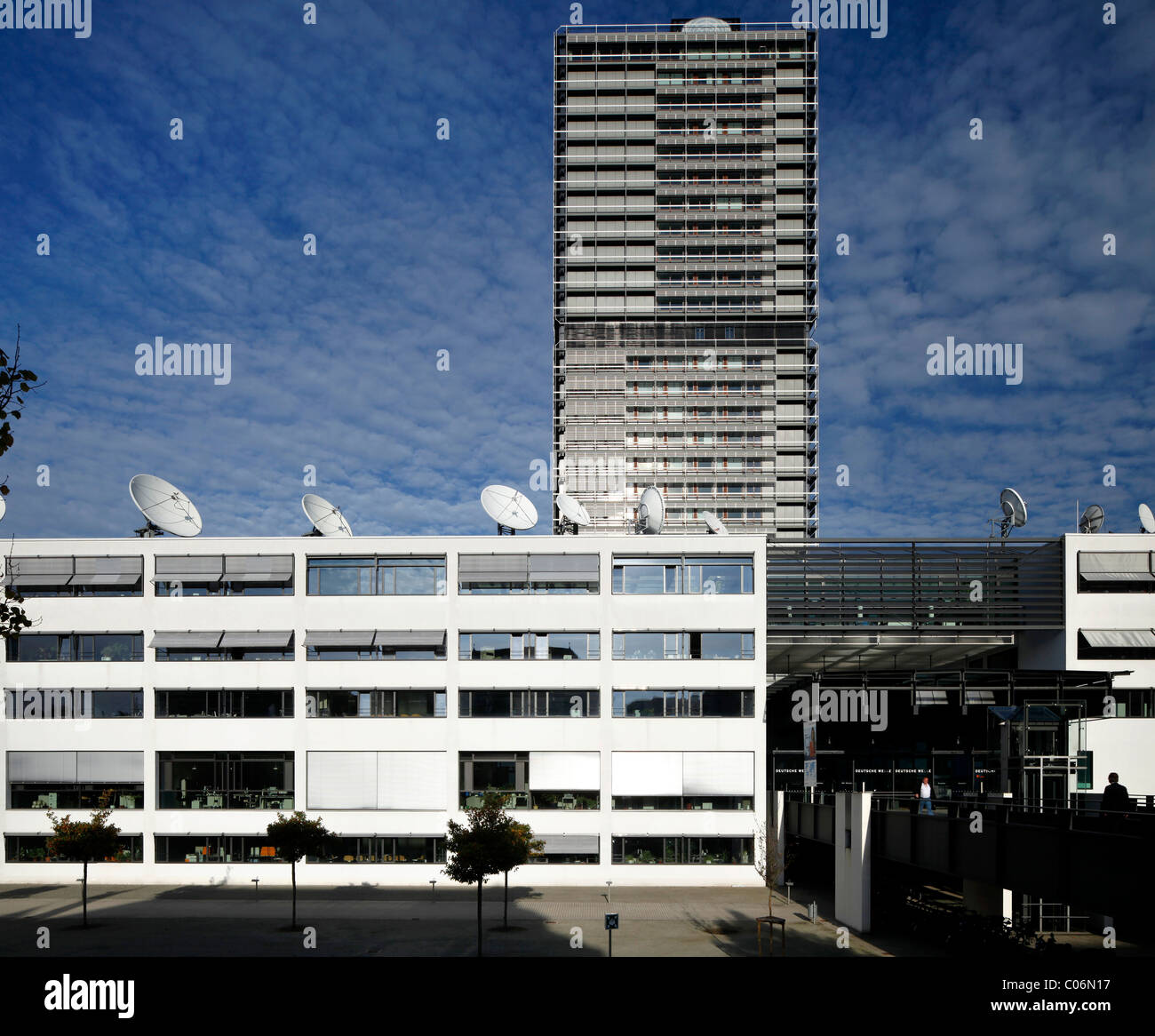 Deutsche Welle, l'emittente internazionale tedesca, nel Schuermann-Bau edificio per uffici e Abgeordneten-Hochhaus Langer Foto Stock