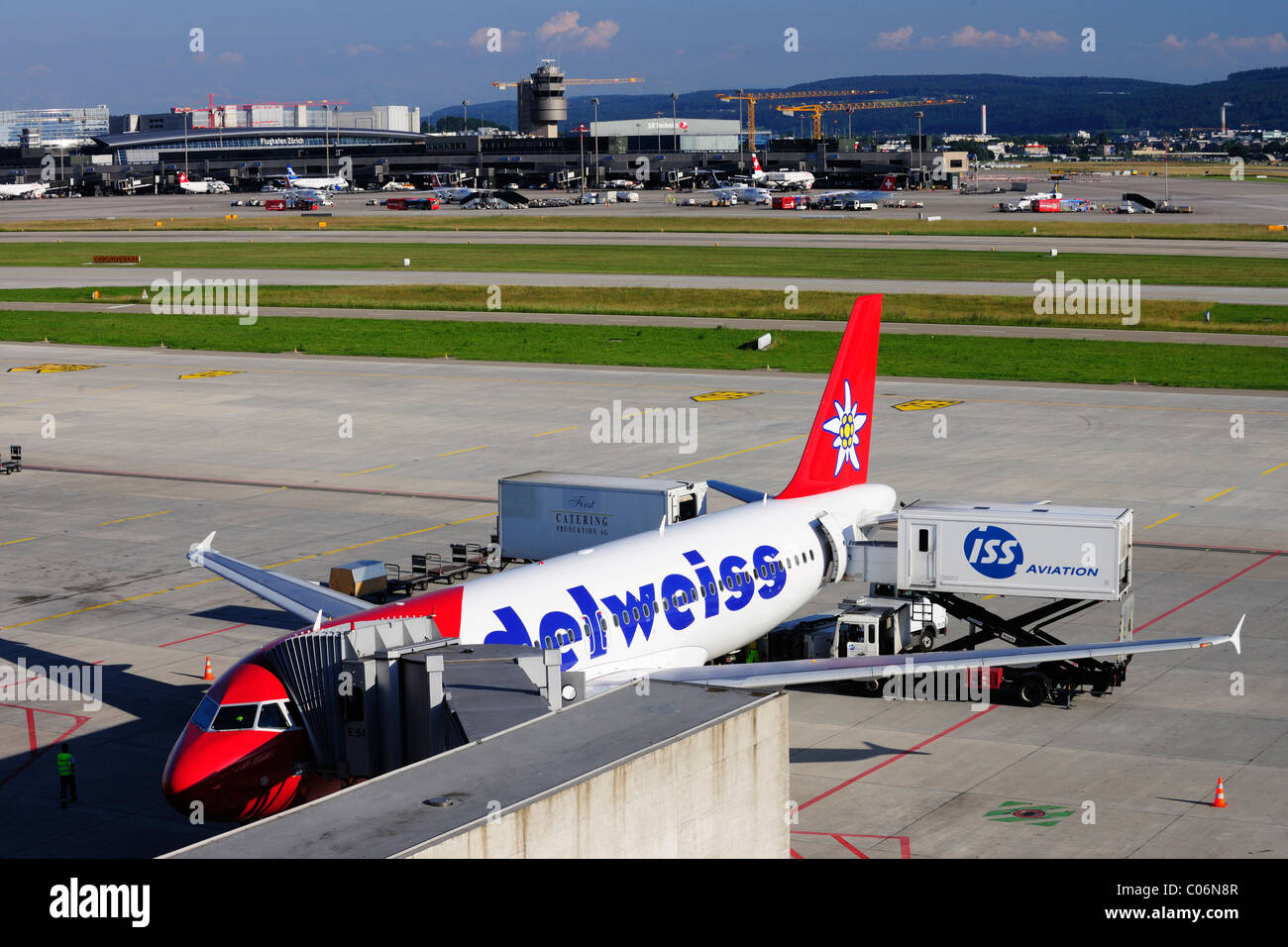 Airbus 320 da Edelweiss aria, Dock centrocampo, Aeroporto di Zurigo, Svizzera, Europa Foto Stock