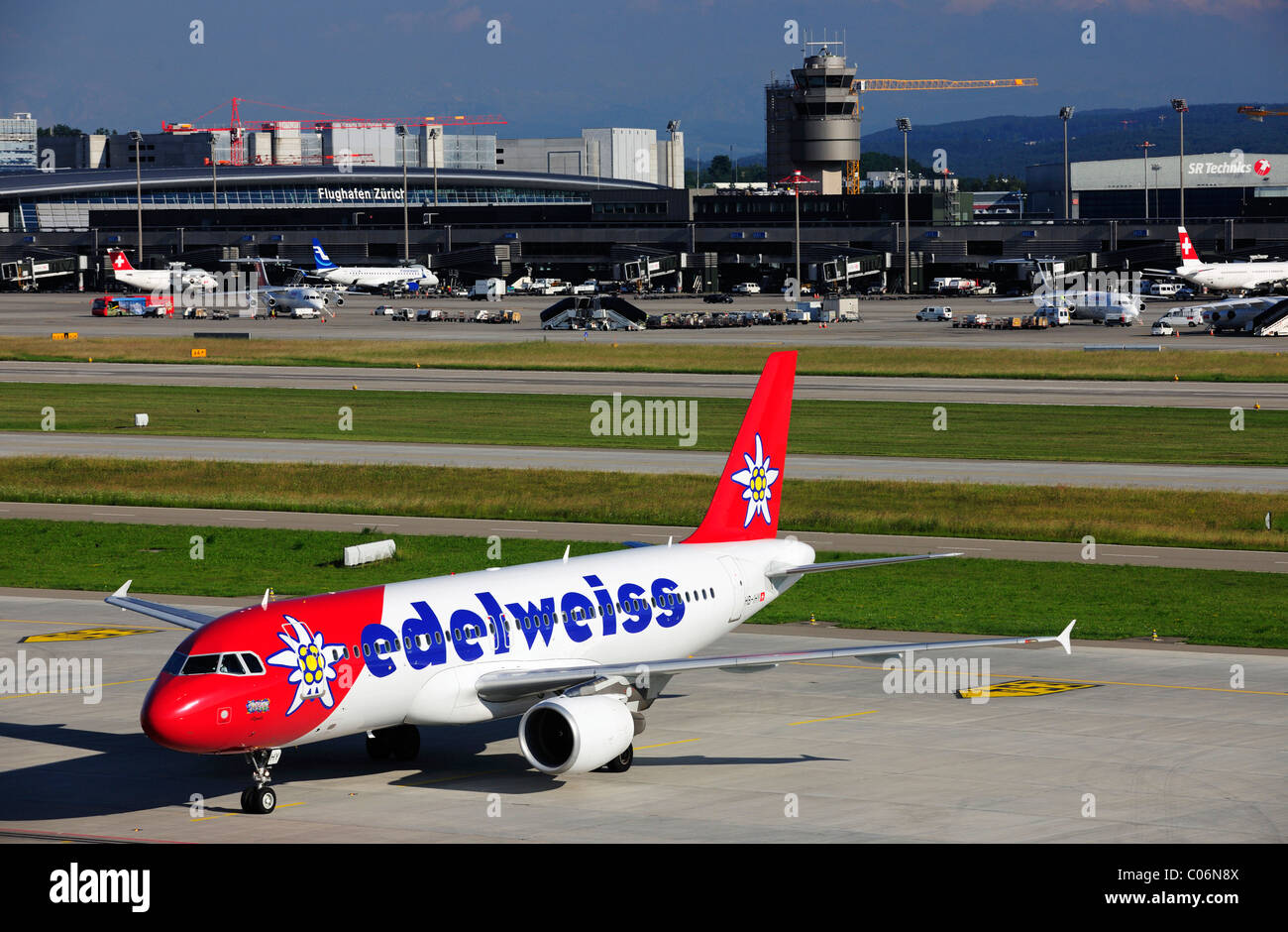 Airbus 320 da Edelweiss aria all'aeroporto di Zurigo, Svizzera, Europa Foto Stock