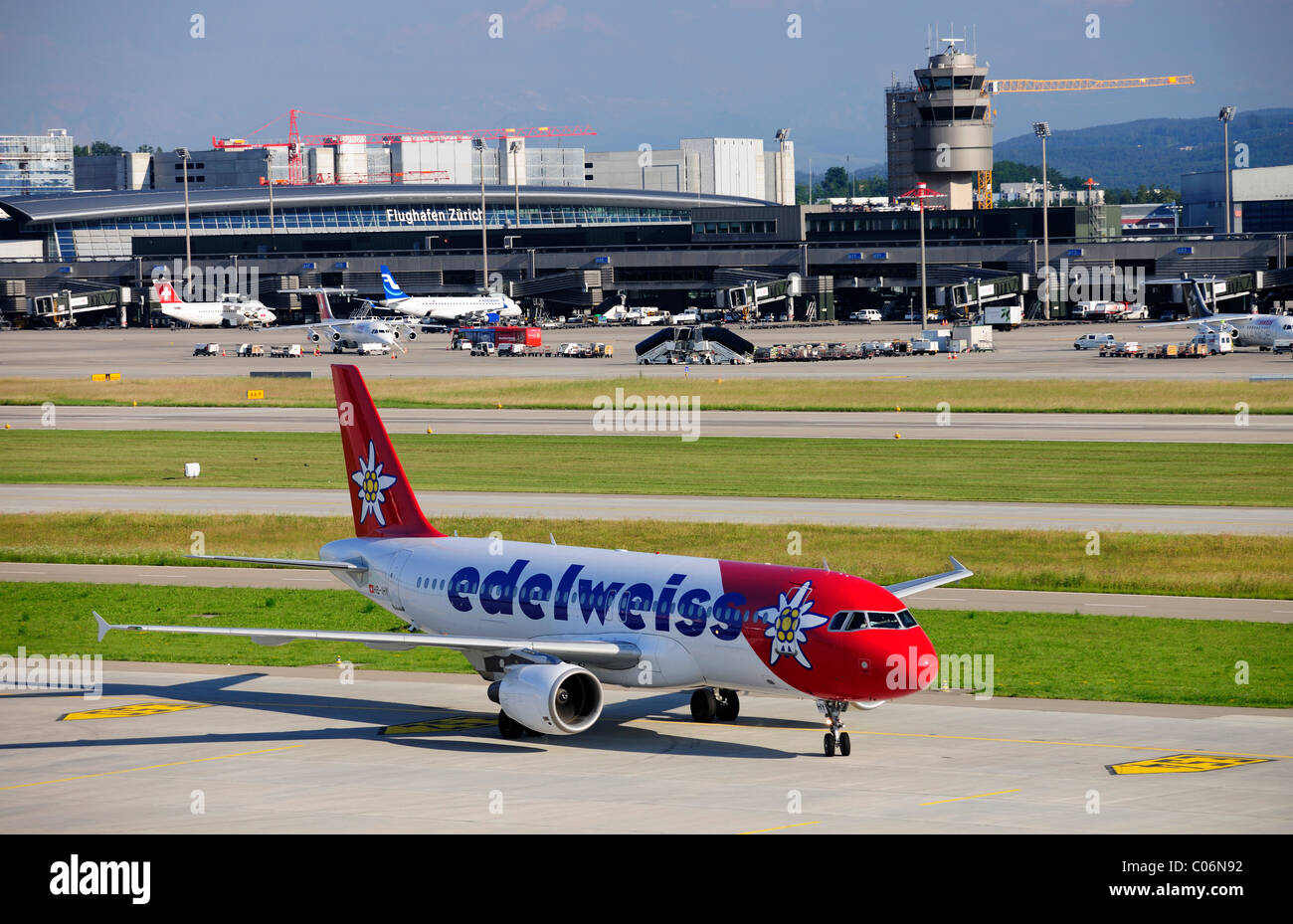 Airbus 320 da Edelweiss aria all'aeroporto di Zurigo, Svizzera, Europa Foto Stock