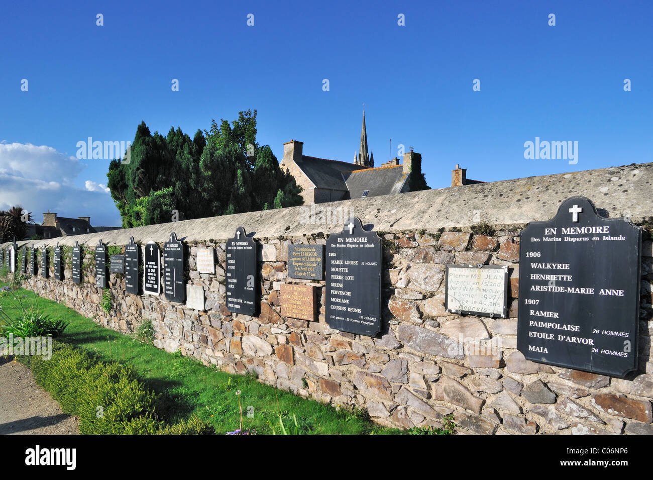 Mur des Disparus / parete dei defunti presso il cimitero di Ploubazlanec, Bretagna Francia Foto Stock