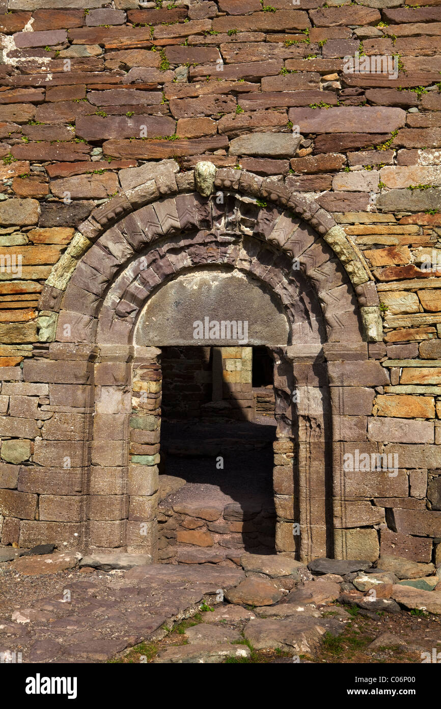 Il bel portale romanico al XII secolo Chiesa Kilmalkedar, vicino a Ballyferriter, penisola di Dingle, nella contea di Kerry, Irlanda Foto Stock