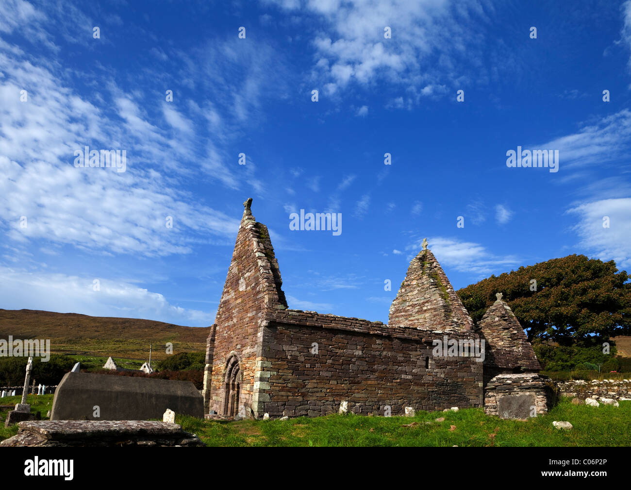 Xii secolo Chiesa Kilmalkedar, vicino a Ballyferriter, penisola di Dingle, nella contea di Kerry, Irlanda Foto Stock