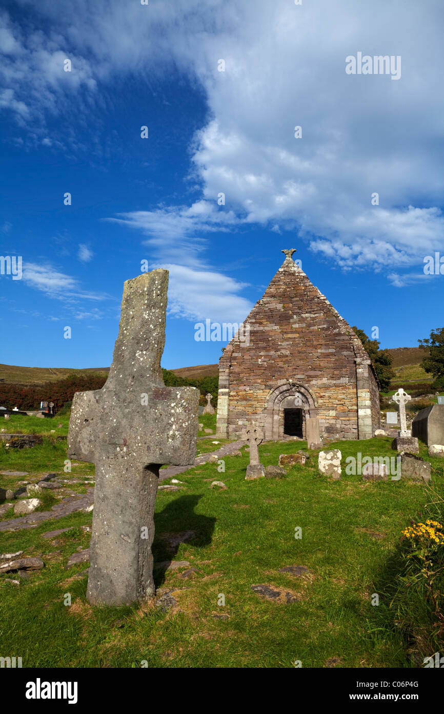 Croce di pietra, xii secolo Chiesa Kilmalkedar, vicino a Ballyferriter, penisola di Dingle, nella contea di Kerry, Irlanda Foto Stock