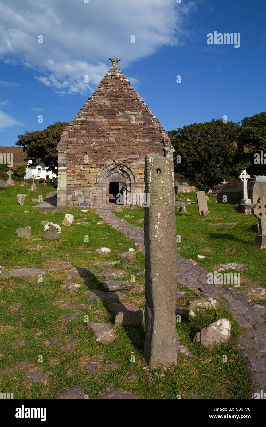 Trafitto pietra ogham, xii secolo Chiesa Kilmalkedar, vicino a Ballyferriter, penisola di Dingle, nella contea di Kerry, Irlanda Foto Stock
