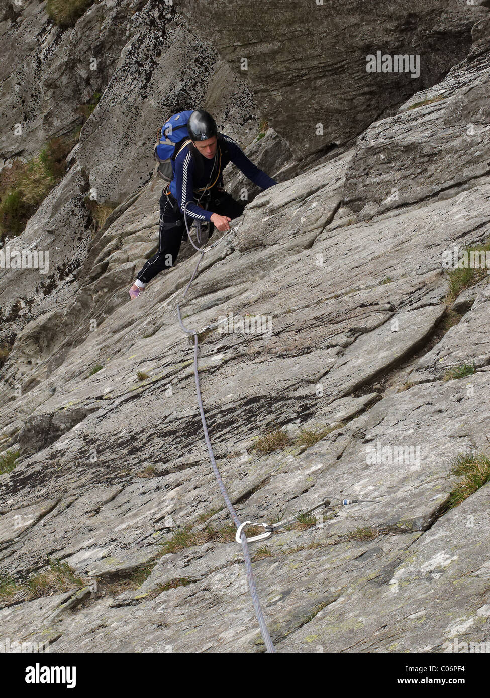 Un scalatore di pietra lo scanalato su Arete, Tryfan,Snowdonia Foto Stock