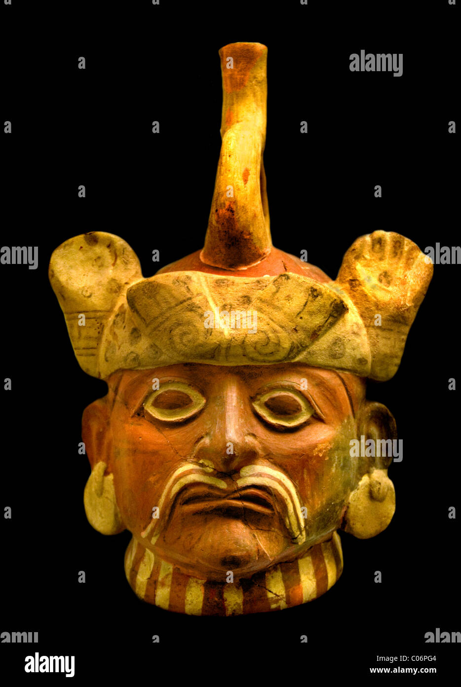 Grande Signore come indicato dal suo discorso di artigli felini, i suoi ampi lembi di orecchio e la sua pittura facciale, Moche o Mochica 100 d.C. - 700 d.C. Perù peruviano. Foto Stock