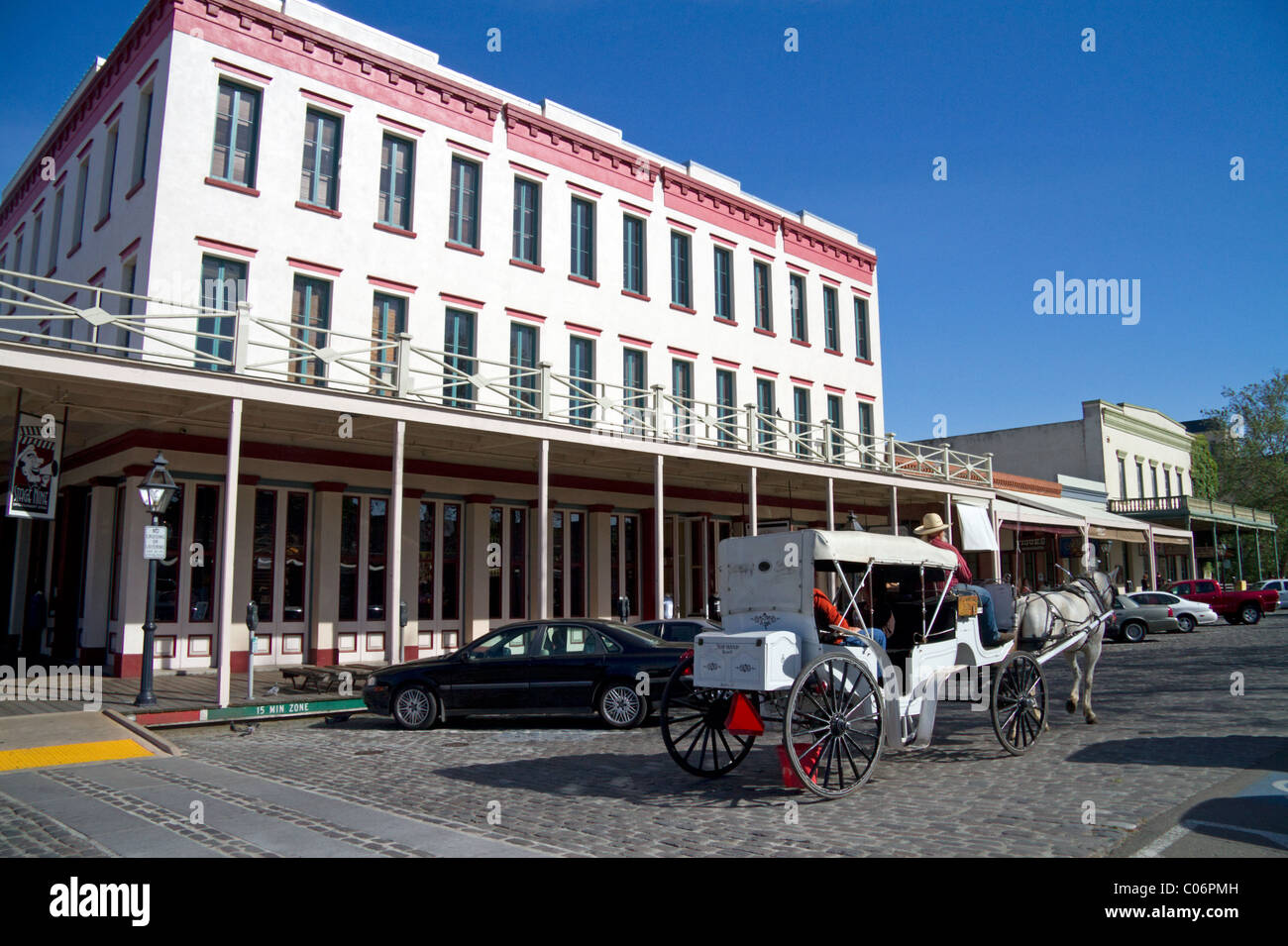 I turisti di marcia in un carro trainato da cavalli a Old Sacramento State Historic Park a Sacramento, California, Stati Uniti d'America. Foto Stock