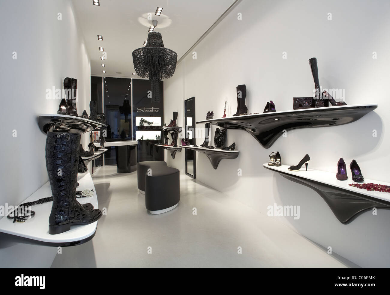 Negozio di calzature in Milano, Italia Foto stock - Alamy