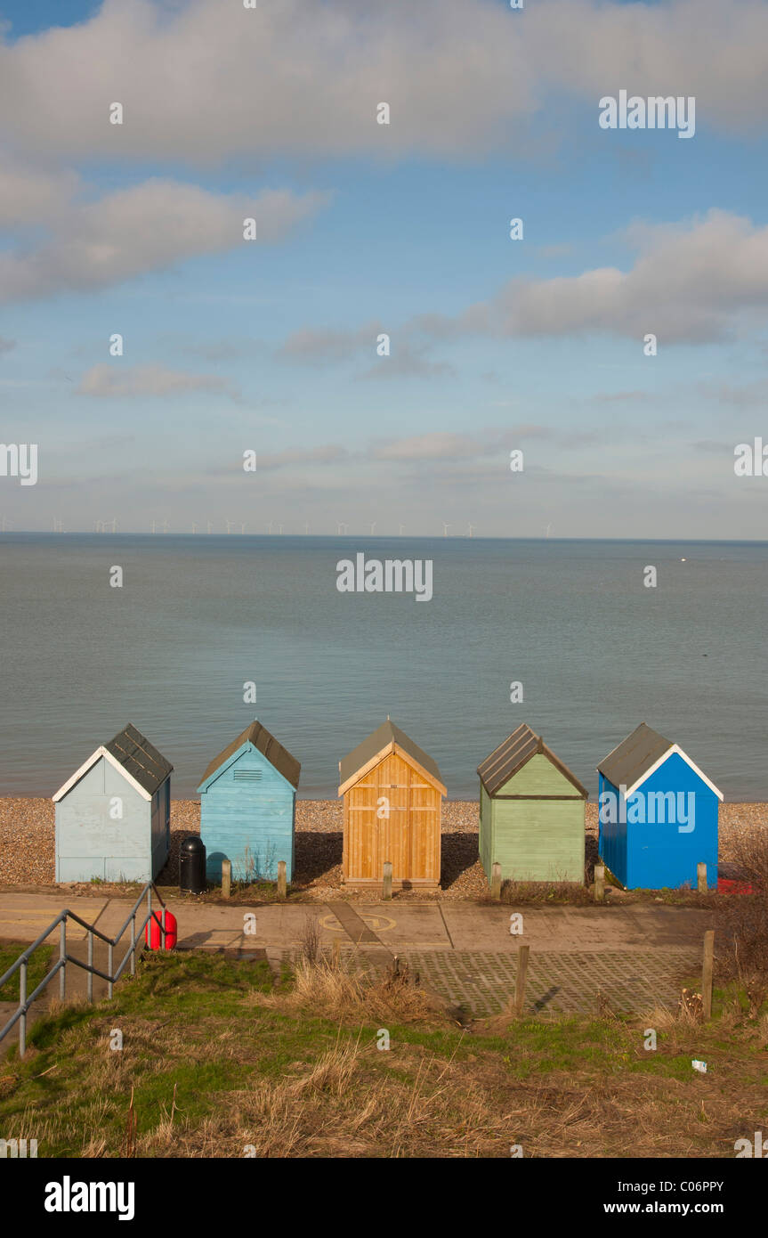 Ombrelloni sulla spiaggia pietrosa Herne Bay cittadina balneare nel nord kent england regno unito Foto Stock