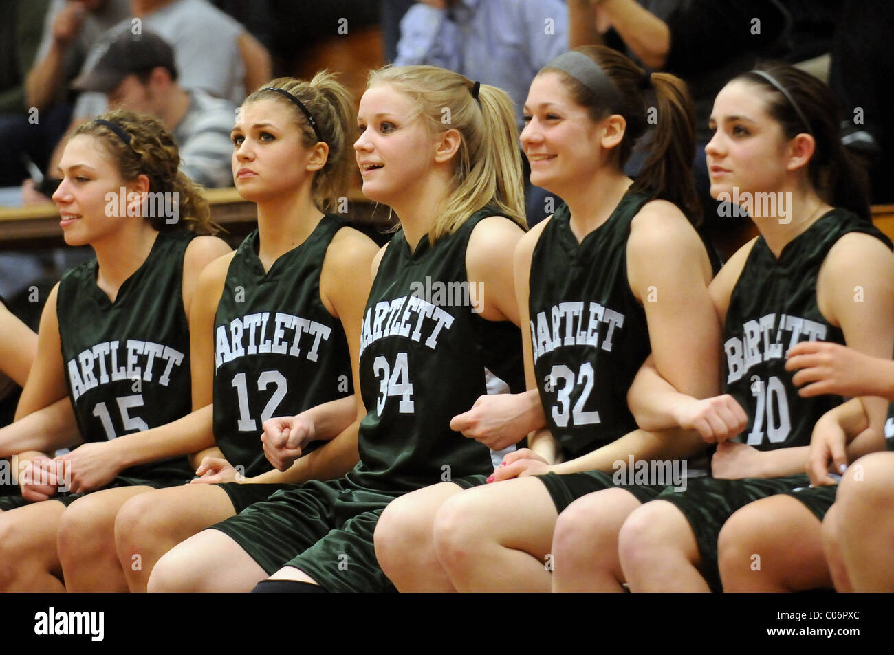 I compagni di squadra guarda con grande anticipazione secondi finali del gioco tick off il clock di alta scuola campionato regionale gioco. Stati Uniti d'America. Foto Stock