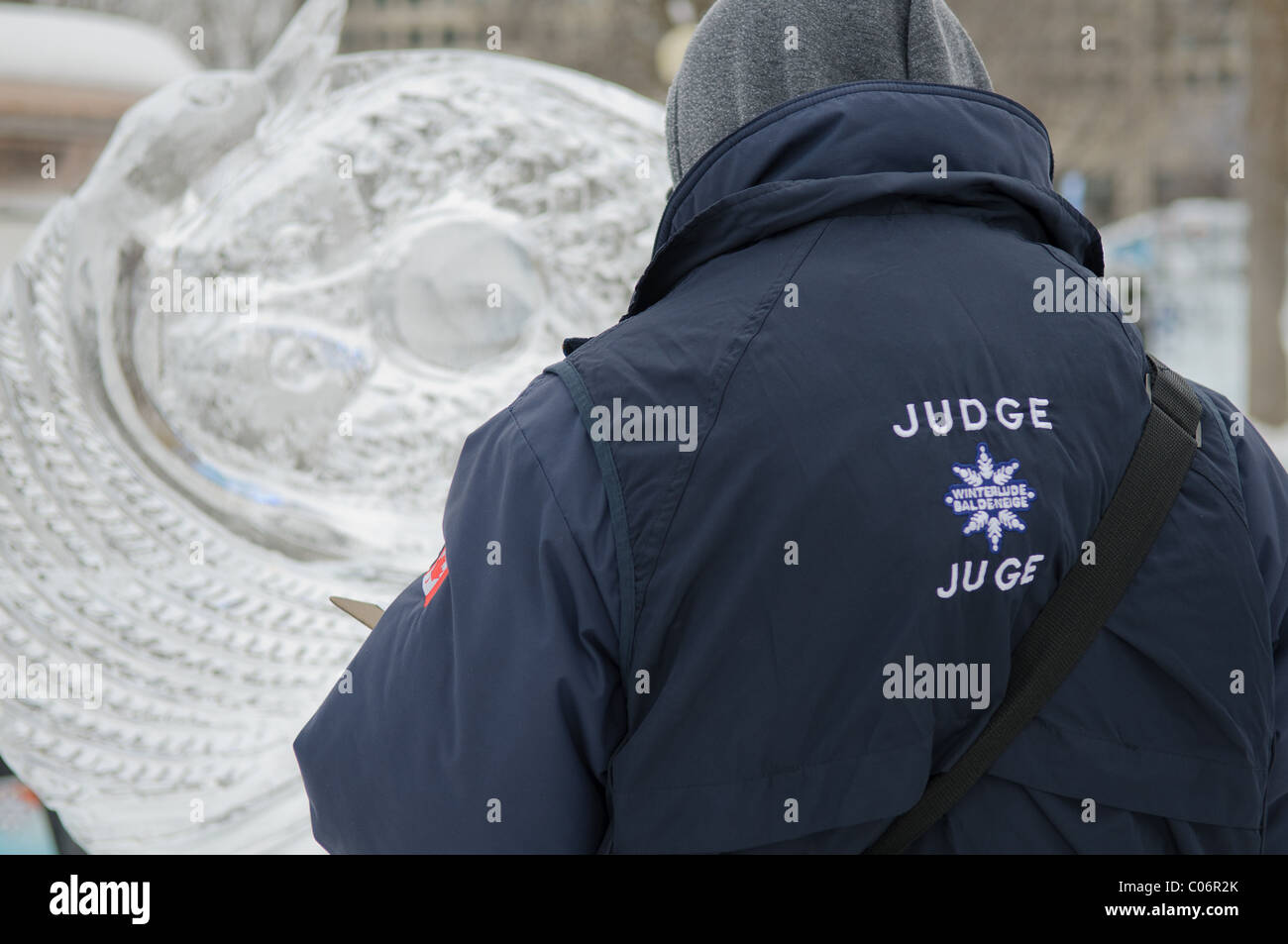 Giudici mark sculture di ghiaccio creata da professionisti e dilettanti intagliatori di ghiaccio in 2hr un blocco sfida durante la Winterlude 2011 Foto Stock