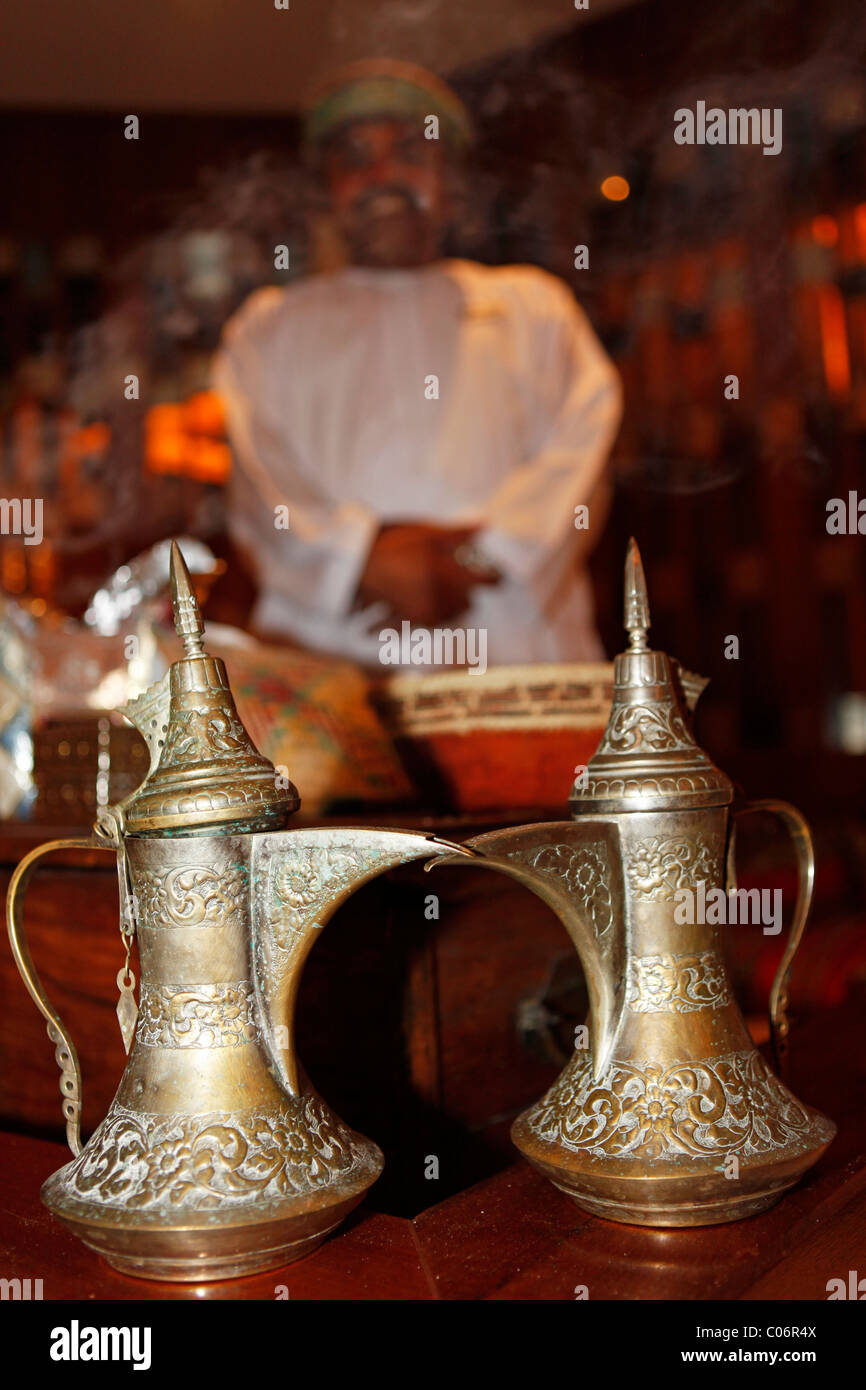 Caffè arabo pentole, noto come Dallah, stare insieme in Muscat Oman. Foto Stock