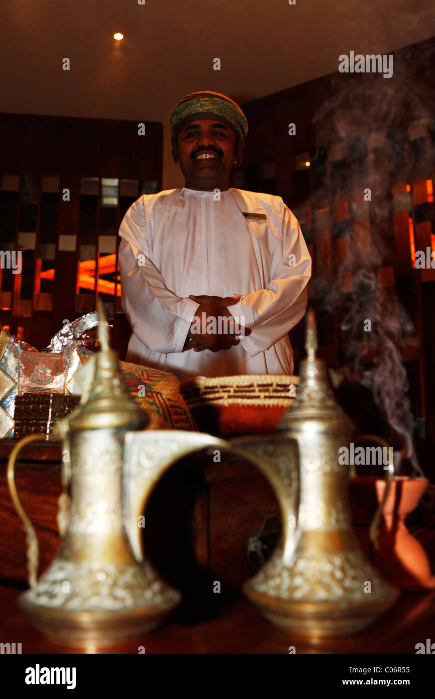 Caffè arabo pentole, noto come Dallah, stare insieme in Muscat Oman. Foto Stock