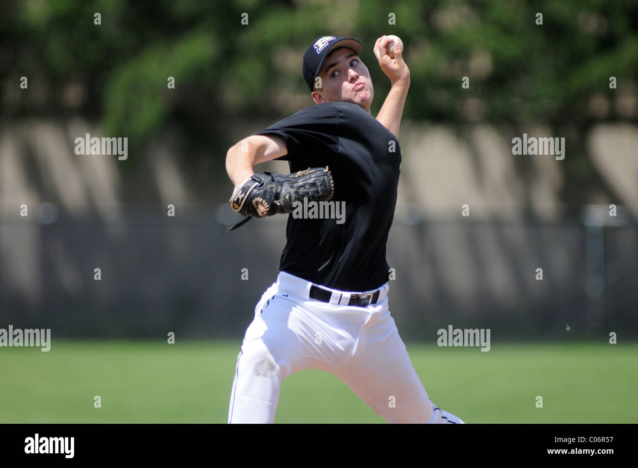 Brocca nel processo di erogazione di un cerchio cambia durante una scuola di gioco di baseball. Stati Uniti d'America. Foto Stock