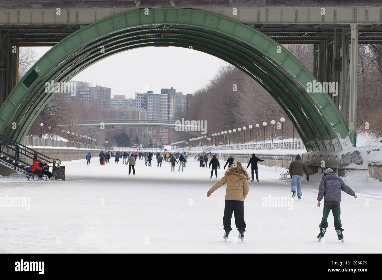 I membri del pubblico a prendere il ghiaccio sul Canale Rideau durante il primo giorno di Winterlude su 4 Febbraio 2011 a Ottawa, Canada. Foto Stock