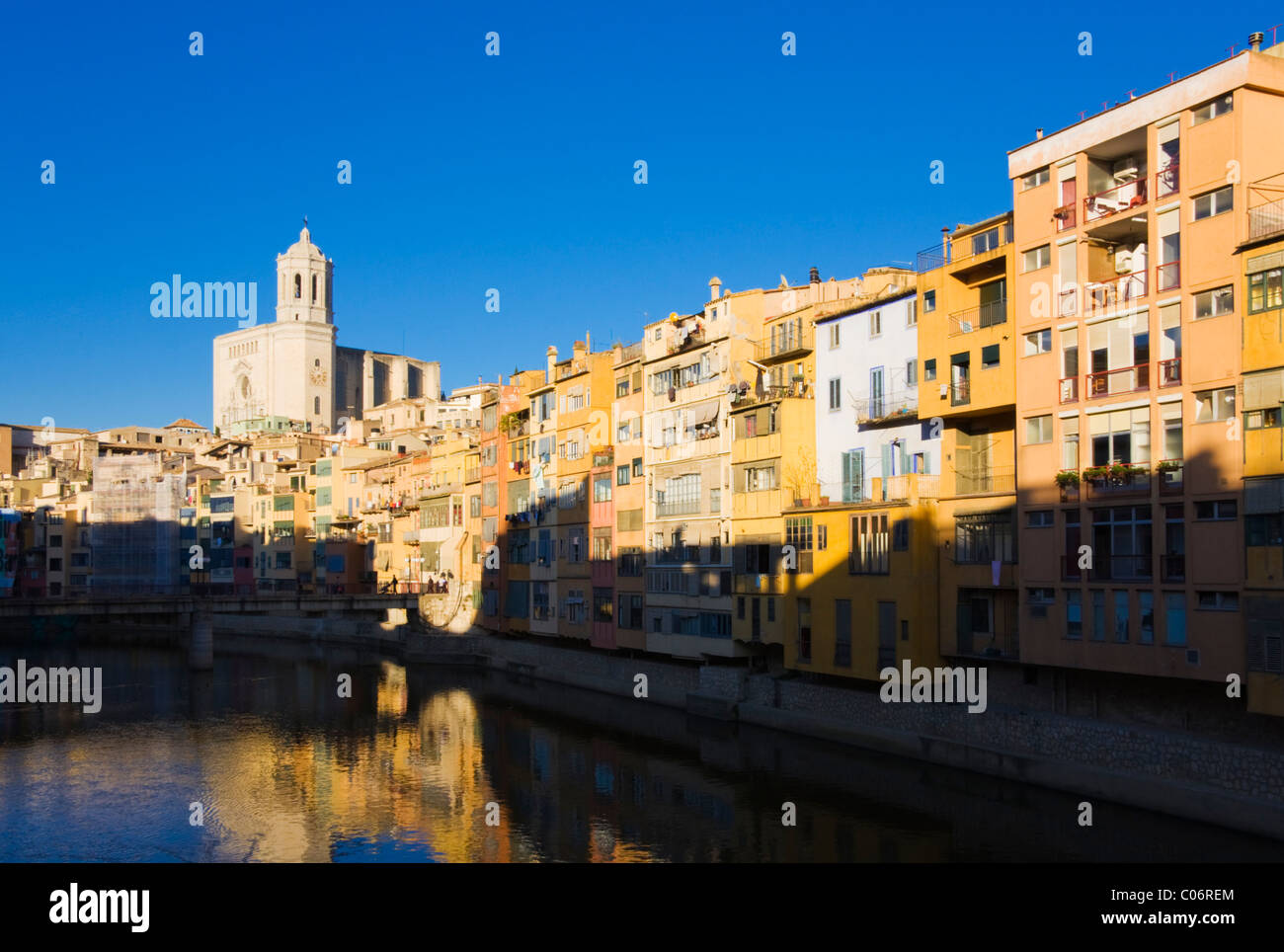 Vista a valle di Ria Onyar dal Pont de les Peixateries (Catedral a distanza), Girona, Spagna, Autunno 2010 Foto Stock