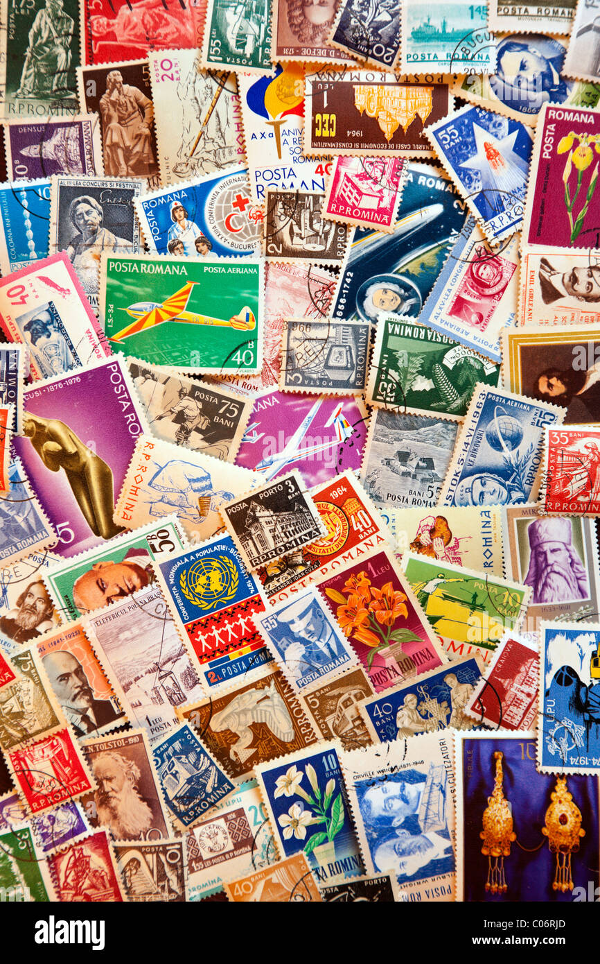 Pila di usato francobolli dalla Romania comunista Foto Stock
