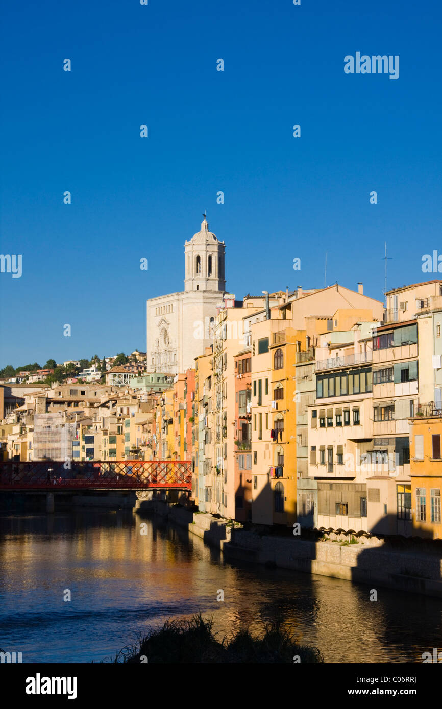 Vista a valle di Ria Onyar dal Pont de Pedra (Catedral a distanza), Girona, Spagna, Autunno 2010 Foto Stock