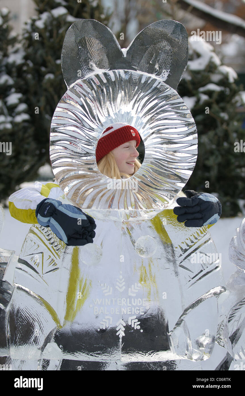 Una giovane ragazza è visto attraverso una scultura di ghiaccio durante il primo giorno dei festeggiamenti Winterlude su 4 Febbraio 2011 a Ottawa, Canada. Foto Stock