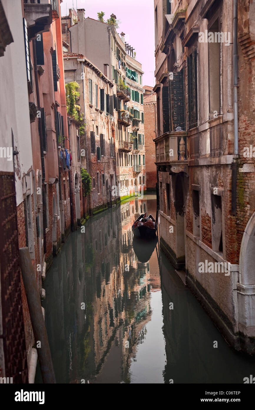 Piccolo Canale edifici riflessioni di barche a Venezia Italia Foto Stock