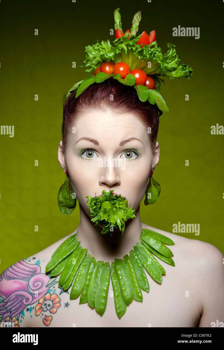 Un colorato e creativo di specchio shot con verdure fresche Foto Stock