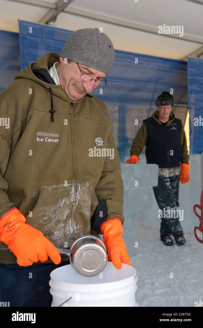 Squadre di ghiaccio professionale intagliatori lavorano insieme per realizzare grandi sculture di ghiaccio basate sul tema "Yin e Yang' a Winterlude. Foto Stock