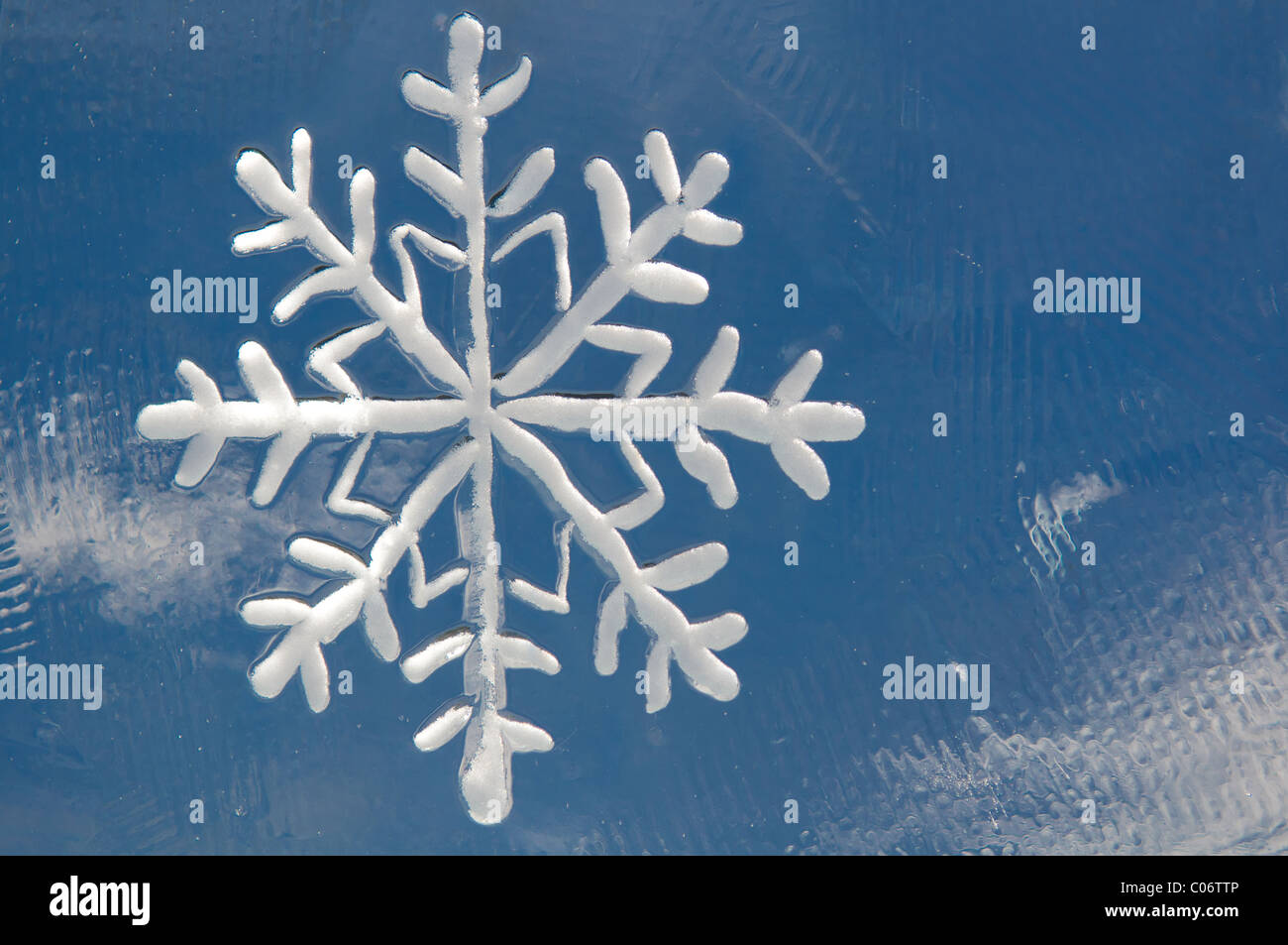 Un grande simbolo del fiocco di neve figura scolpita in un blocco di ghiaccio durante i festeggiamenti Winterlude in Ottawa, Ontario. Foto Stock