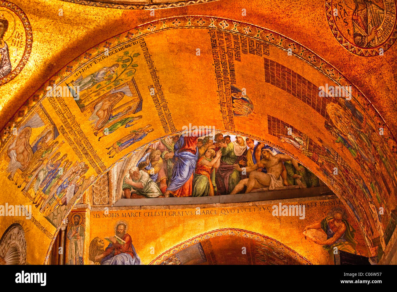 La Basilica di San Marco, cattedrale, Chiesa Arch mosaici d'Oro Venezia Italia Foto Stock