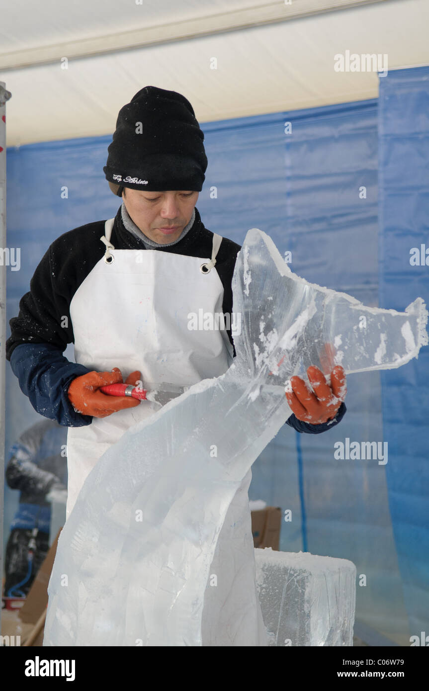 Squadre di ghiaccio professionale intagliatori lavorano insieme per realizzare grandi sculture di ghiaccio basate sul tema "Yin e Yang' a Winterlude. Foto Stock