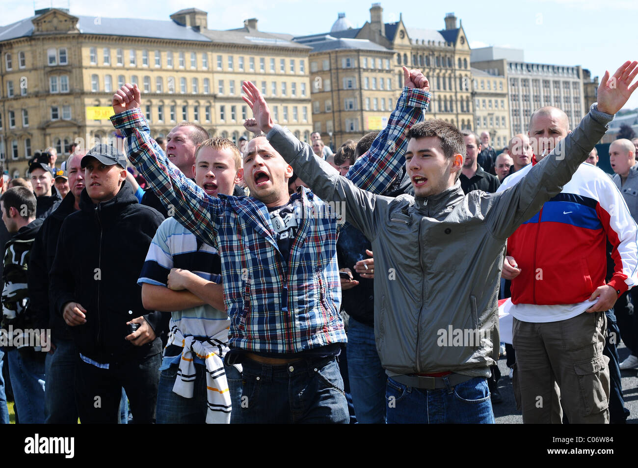 L'EDL tifosi cantano canzoni in Inghilterra presso la linea di polizia Foto Stock