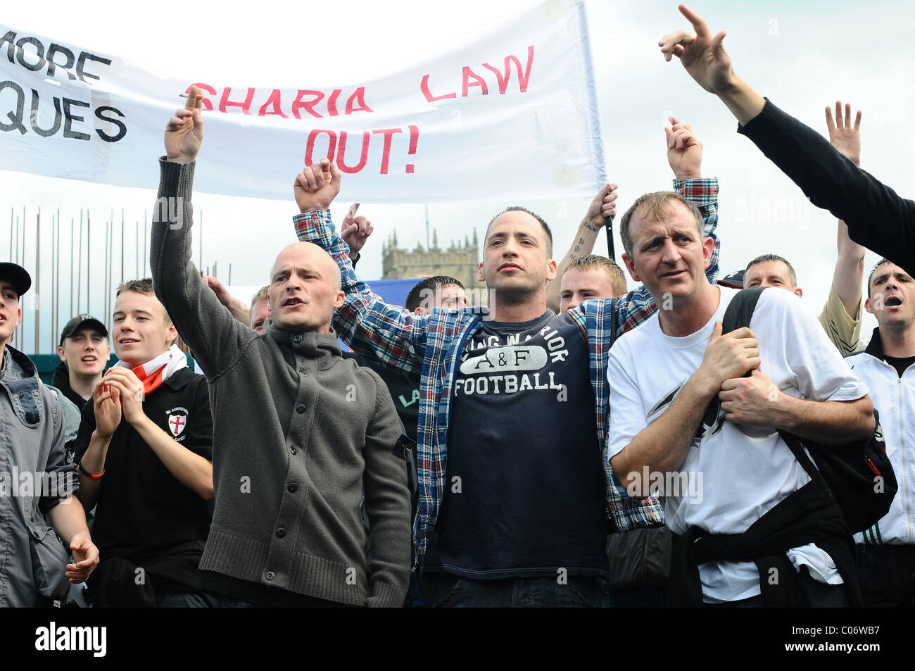 I sostenitori di EDL cantare canzoni in Inghilterra presso la folla UAF Foto Stock