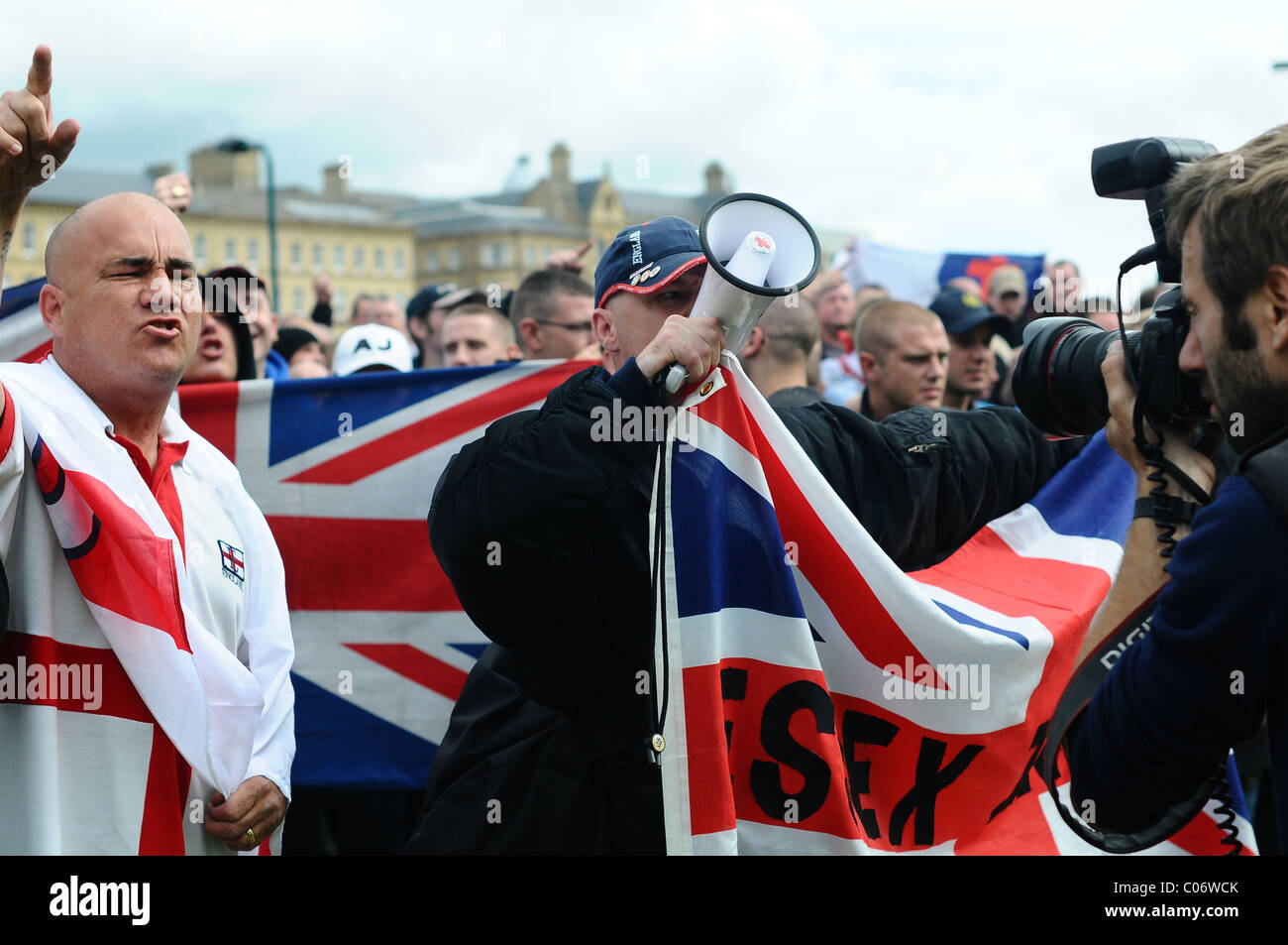 I sostenitori di EDL canta canzoni in Inghilterra presso la folla UAF Foto Stock