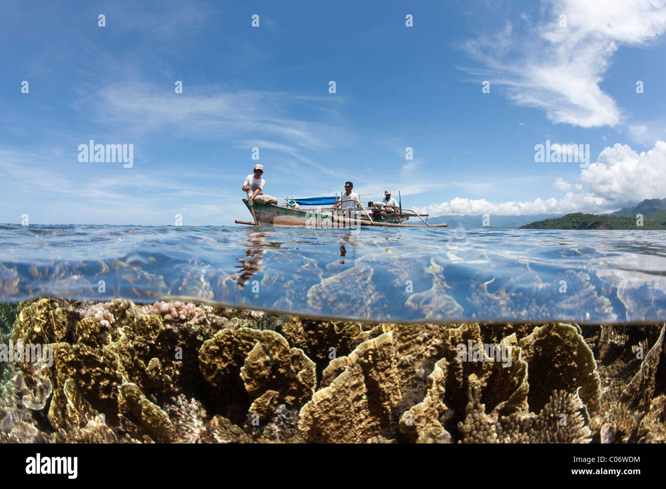 I pescatori indonesiani in skiff Foto Stock