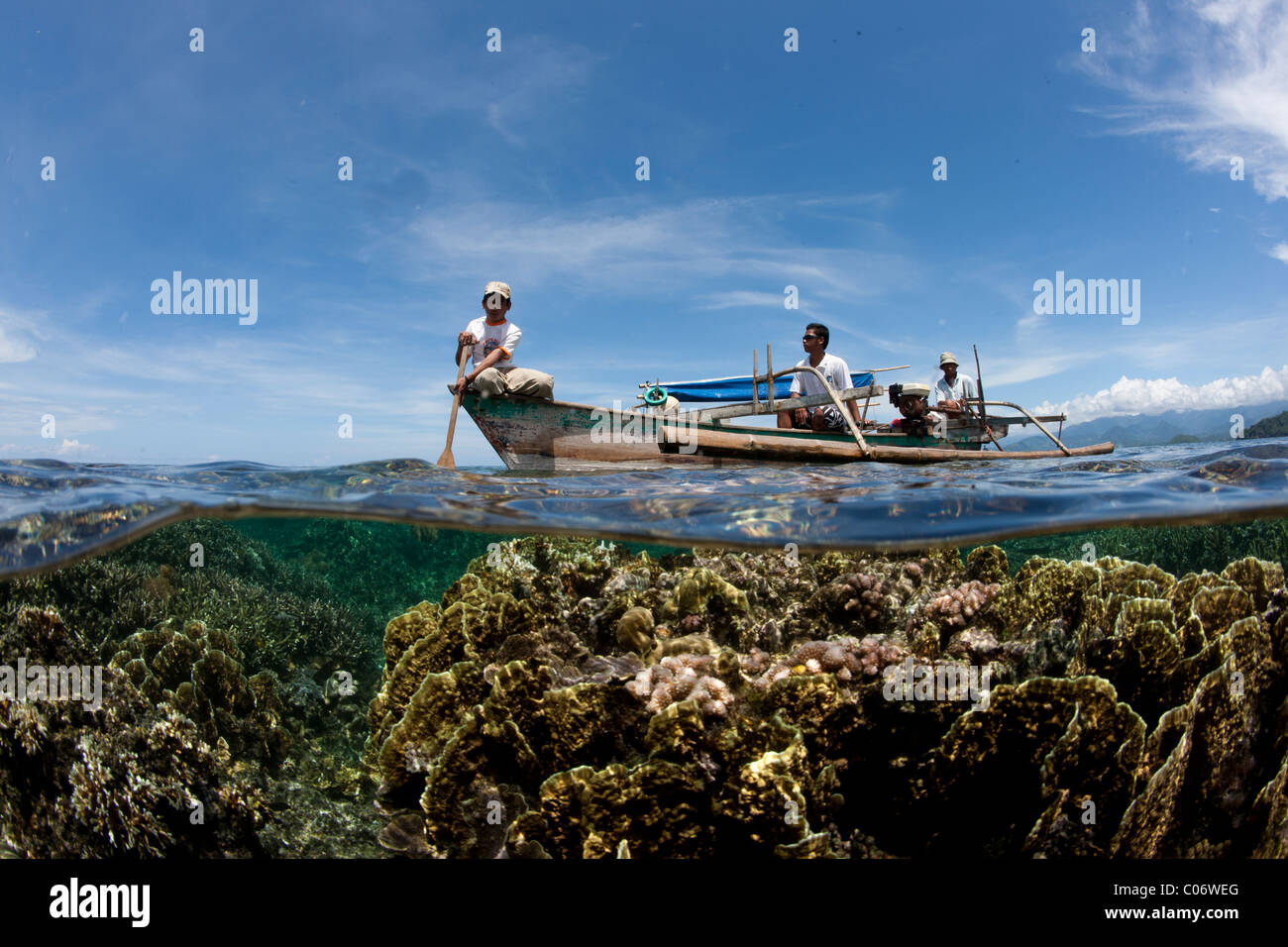 I pescatori indonesiani in skiff Foto Stock