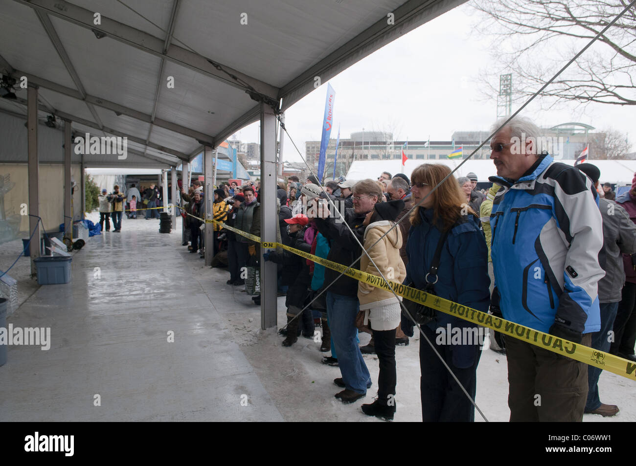 Il pubblico guarda appena completato sculture di ghiaccio basate sul tema "Yin e Yang' durante le feste Winterlude a Ottawa. Foto Stock