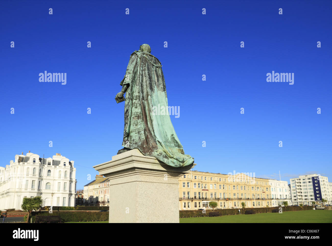 Una statua di Spencer Compton, l'ottavo duca di Devonshire, sui prati occidentale di fronte al Grand Hotel, Eastbourne, East Sussex, Foto Stock