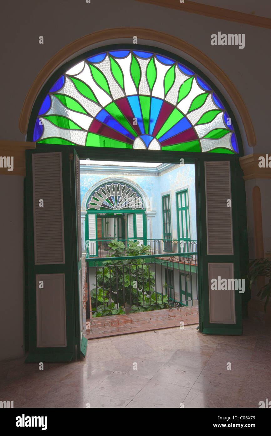 Cuba, La Habana. Un profilo arcuato Mediopunto (vetro macchiato) Finestra nella Casa de los Arabes, un edificio del XVIII secolo. Foto Stock