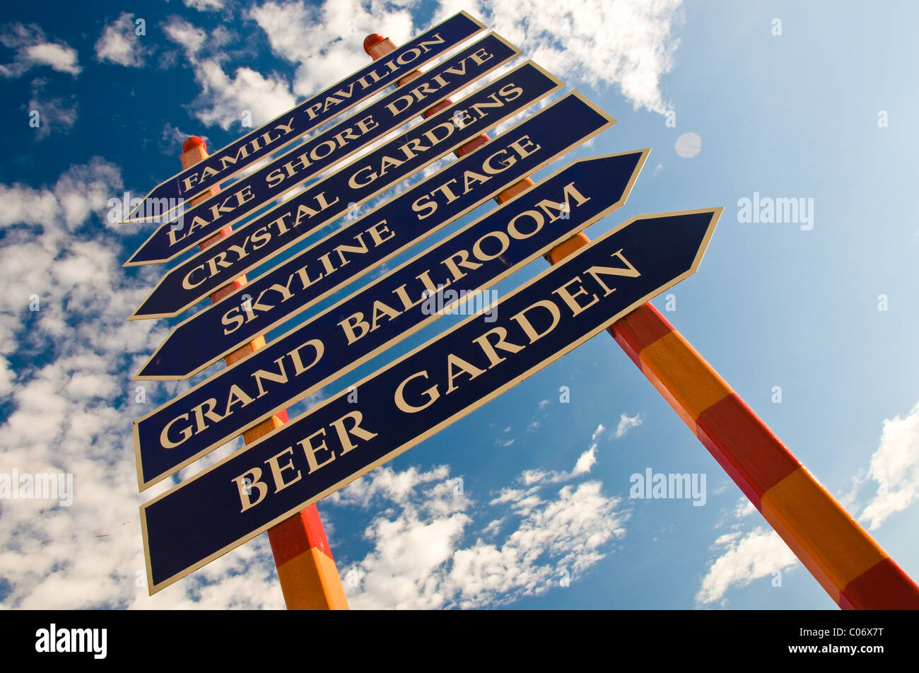 Digital Signage rivolti a varie attrazioni presso il Navy Pier in Chicago Illinois, Stati Uniti d'America. Foto Stock