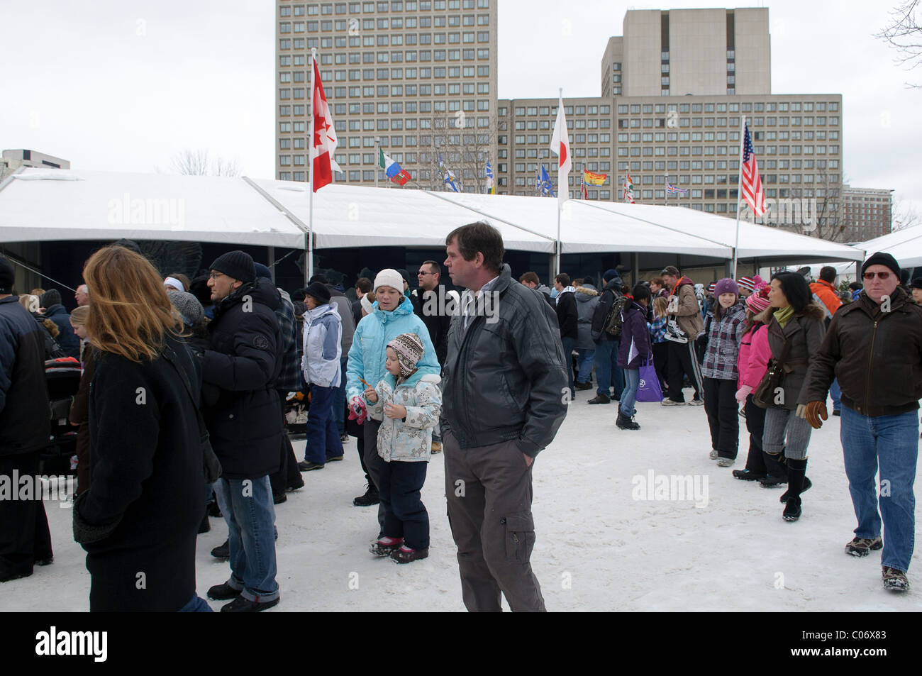 Guarda gli astanti professional intagliatori di ghiaccio alla Confederazione Park durante il primo fine settimana di festeggiamenti Winterlude a Ottawa. Foto Stock