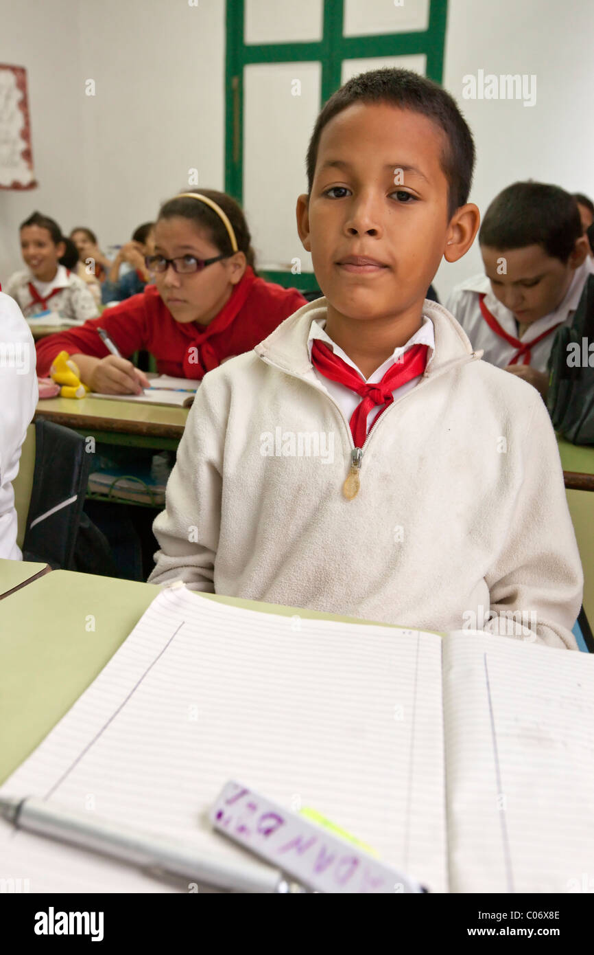 Cuba, La Habana. Sesto grado studente nella classe studiare storia cubana. Foto Stock