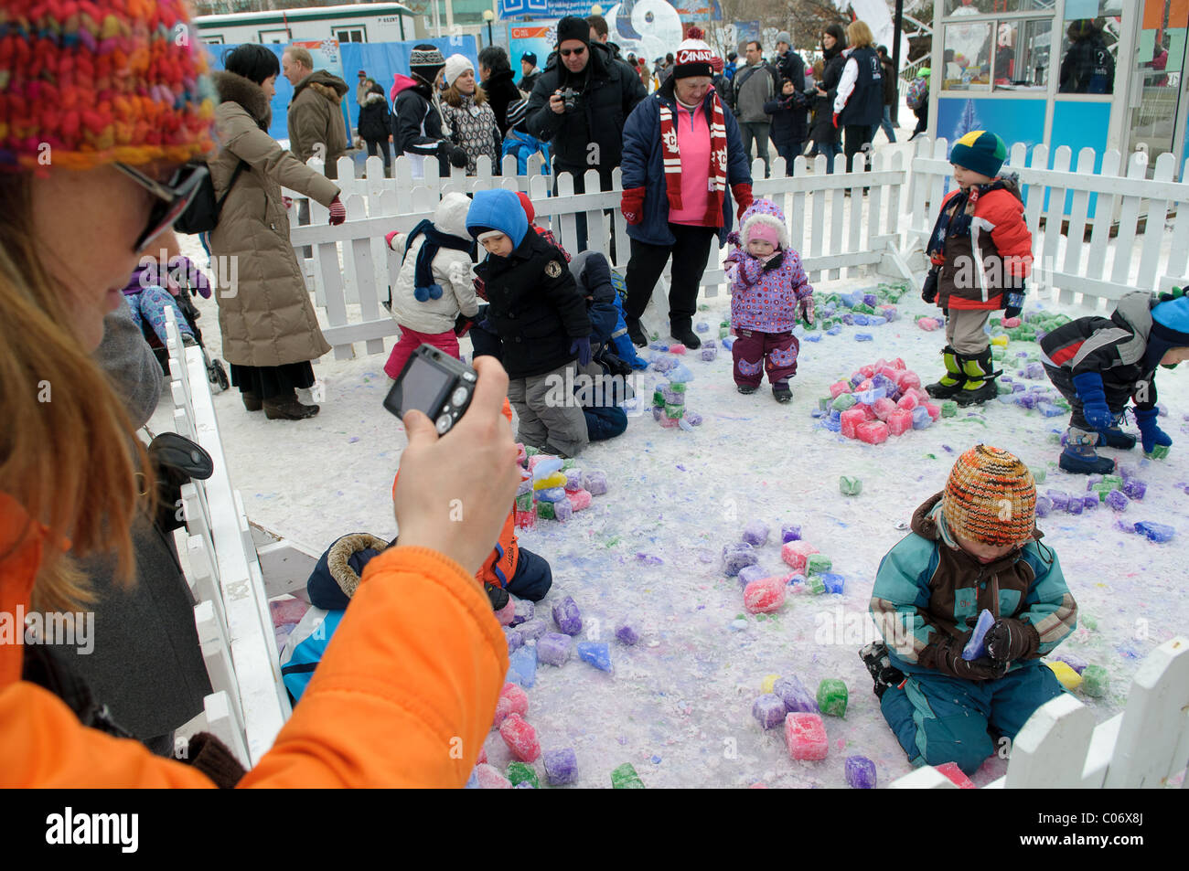 I bambini giocano con i colori dei blocchi di ghiaccio alla Confederazione Park durante il primo fine settimana di festeggiamenti Winterlude ad Ottawa in Canada Foto Stock